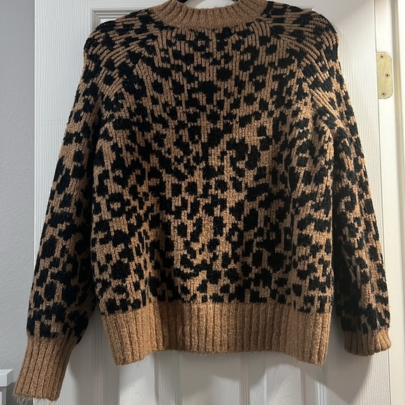 Old Navy sweater - leopard print,‎ Size small - Picture 4 of 5